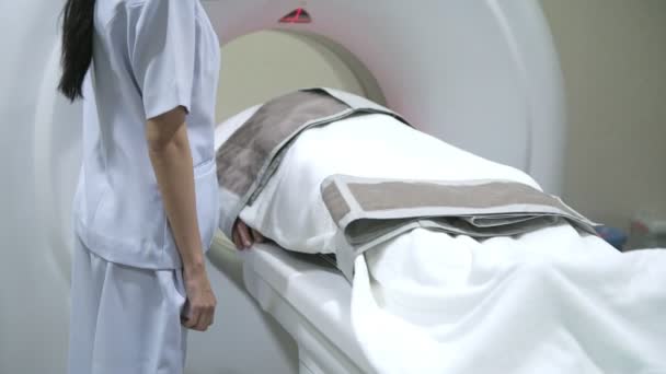 Patient Mri Gerät Für Einen Scan Ein Älterer Mann Der — Stockvideo