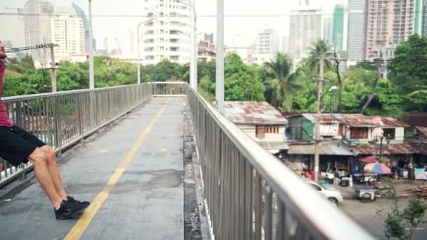 Uomo Che Riscalda Sulla Strada Urbana Adatto Uomo Bianco Facendo — Video Stock