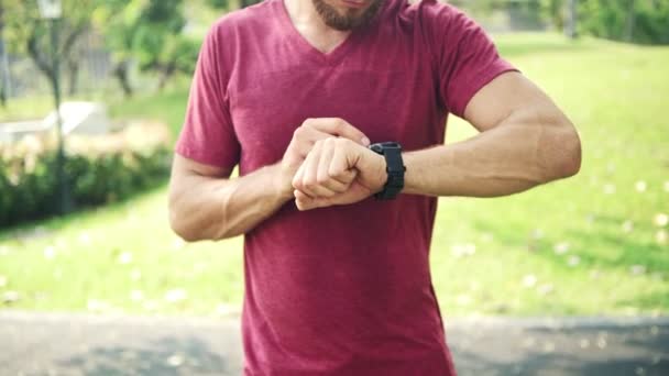 Runner Patrząc Jego Sportowe Inteligentny Zegarek Sprawdzić Jego Działanie Fitness — Wideo stockowe