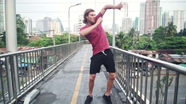 都市のストリートで踊っている人 市街地 非常に興奮して幸せの横断橋のたもとで踊る白人男性に合います 成功の達成とスリルのコンセプト — ストック動画