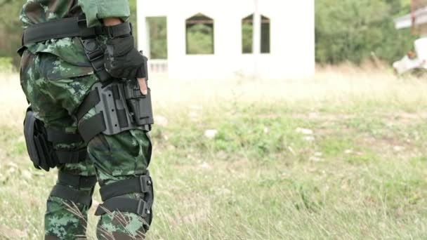 Soldado Tomar Arma Funda — Vídeo de stock