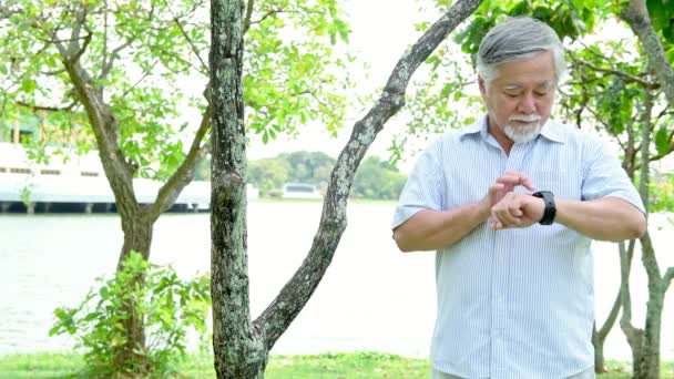 Aîné Touche Montre Intelligente Vieil Homme Asie Avec Montre Intelligente — Video