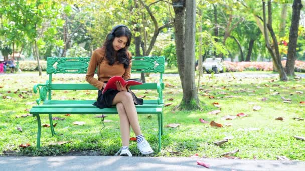 年轻夫妇在公园里一起玩 亚洲男人惊喜女人在长凳上的围巾 爱情和关系概念 — 图库视频影像