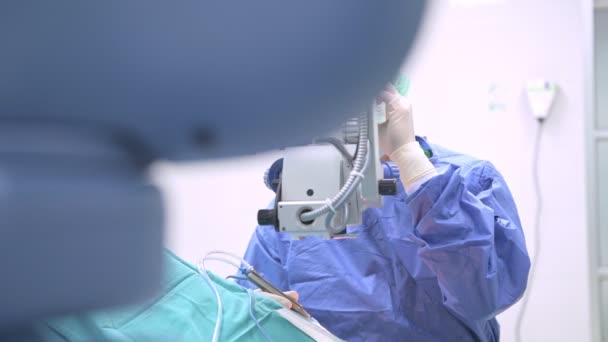 Göz Cerrahı Başında Genç Beyaz Erkek Cerrah Ile Üst Düzey — Stok video
