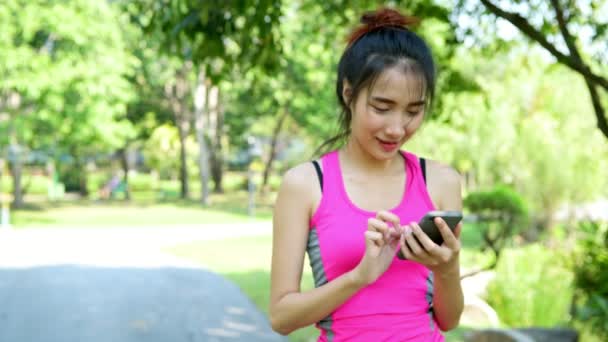 Běžec Používá Mobilní Zařízení Kontrole Výkonu Čínská Mladá Žena Růžovém — Stock video