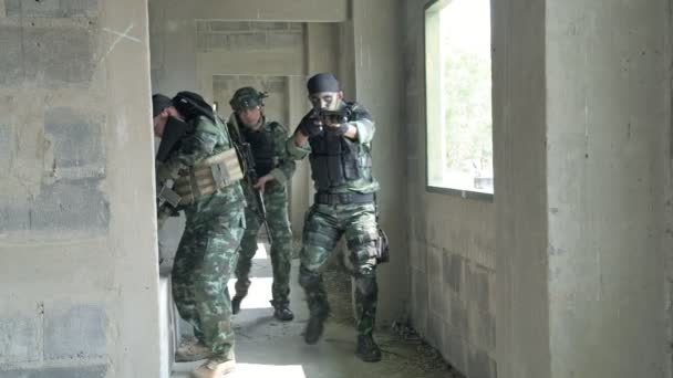 Азійські Солдати Тренуються Покинутому Будинку — стокове відео