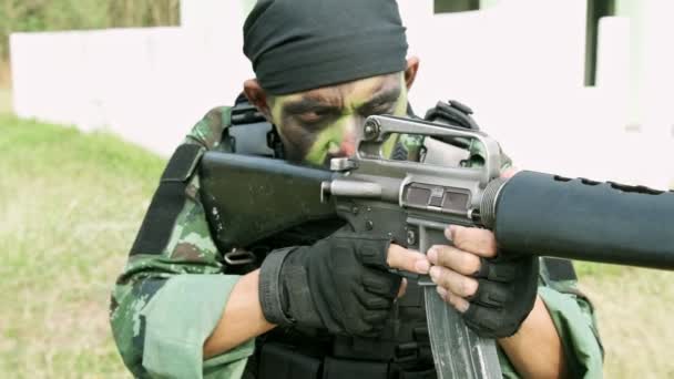 Soldado Militar Uniforme Con Arma — Vídeos de Stock