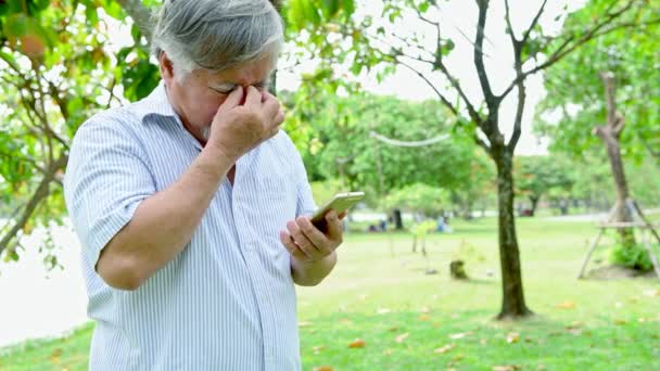 Kıdemli Adam Park Telefonu Kullanmak Için Tyring Park Ayakta Eski — Stok video