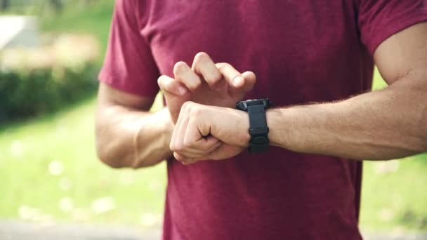 Läufer Schaut Auf Seine Sport Smartwatch Seine Fitness Leistung Echtzeit — Stockvideo