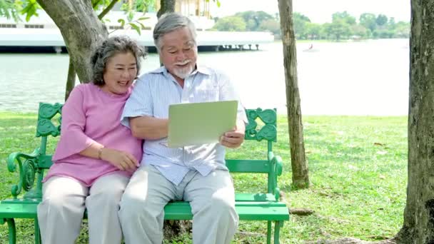 Senior Pár Parkban Látszó Jegyzetfüzet Beszélő Egymásnak Birtoklás Móka Padon — Stock videók
