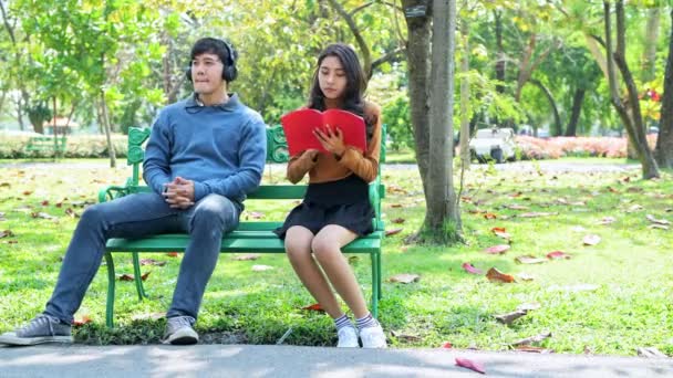 Casal Parque Sentado Num Banco Conversando Uns Com Outros Clima — Vídeo de Stock