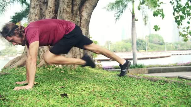 Corredor Está Aquecer Para Correr Branco Macho Esticando Parque Pronto — Vídeo de Stock