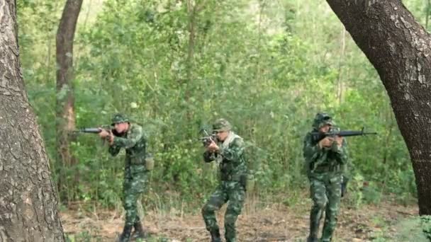 Soldados Asiáticos Entrenando Bosque — Vídeos de Stock