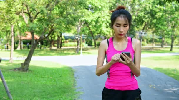 Runner Utilise Appareil Mobile Pour Vérifier Ses Performances Fonctionnement Jeune — Video