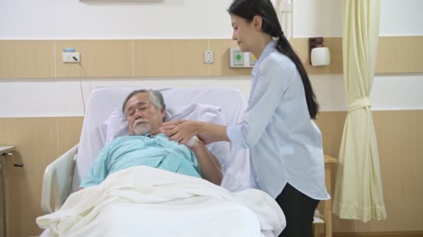 Φροντίδα Κτήτορας Βάζοντας Ανώτερος Ασθενή Στο Κρεβάτι Στο Νοσοκομείο Νεαρή — Αρχείο Βίντεο