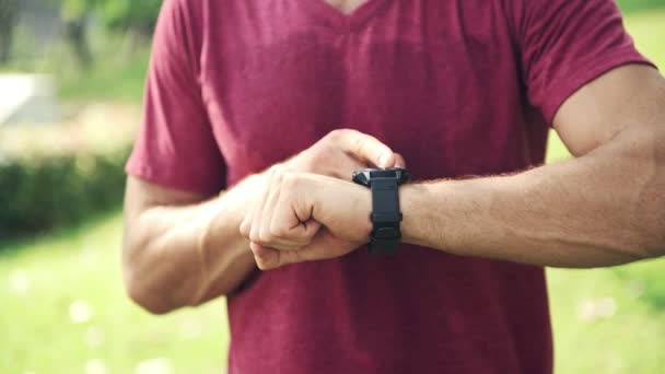 Runner Mirando Reloj Deportivo Inteligente Para Comprobar Rendimiento Físico Tiempo — Vídeos de Stock