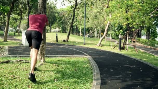 Corredor Calentándose Para Una Carrera Hombre Blanco Estirándose Parque Listo — Vídeos de Stock