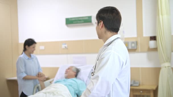 Médico Sorrindo Saudando Retrato Após Tratamento Bem Sucedido Médico Branco — Vídeo de Stock