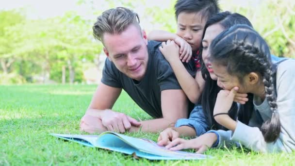 Rodzina Parku Relaks Młoda Rodzina Ustanawiające Trawie Rozmawia Sobą Czytanie — Wideo stockowe
