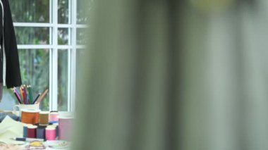 Moda Tasarımcısı iş başında. Genç Çin moda tasarımcısı ve terzi onun ev ofis müşteride konuşuyor. Kavramı küçük işe başlamak.