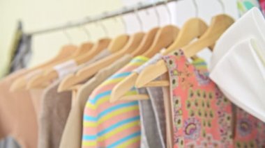 Küçük moda tasarımcısı evin arka plan. Küçük işletme moda tasarımcısı ev ofis ayarı görüntüsünü kaydırma.