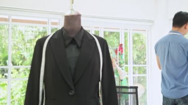 İş portre, moda tasarımcısı. Genç Çinli gay erkek moda tasarımcısı ve kamera ev ofisinde gülümseyerek terzi. Kavramı küçük işe başlamak.