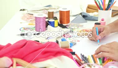 Genç Moda Tasarımcısı konseptine çizim. Genç Çinli gay adam onun küçük moda tasarım evi, kağıt üzerine çizim moda tasarım başlatın. KOBİ, KOBİ, başlamak kavramları.  