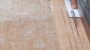 İş yerinde bir marangoz. Eski Çince marangoz ve mobilya ahşap tasarım, öz odun kesme gördüm yapılmış kullanarak ahşap çalışan kesim plastik levha onun için inşa.