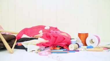 Küçük moda tasarımcısı evin arka plan. Küçük işletme moda tasarımcısı ev ofis ayarı görüntüsünü kaydırma.