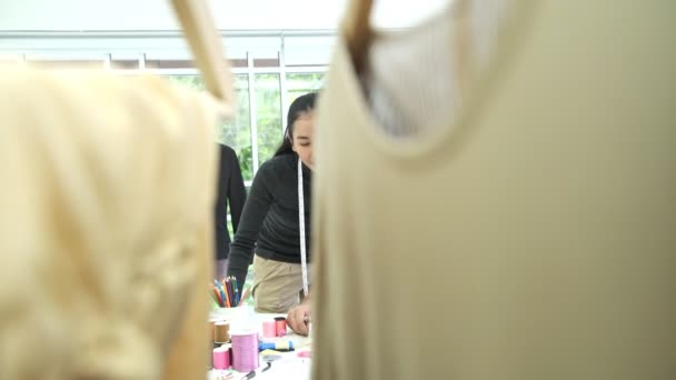 Modedesigner Jobbet Unga Kinesiska Mannen Och Kvinnan Modedesigner Och Skräddare — Stockvideo