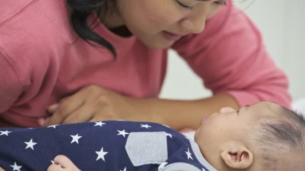 Ung Mamma Leker Med Hennes Baby Kinesisk Kvinna Talar Hennes — Stockvideo