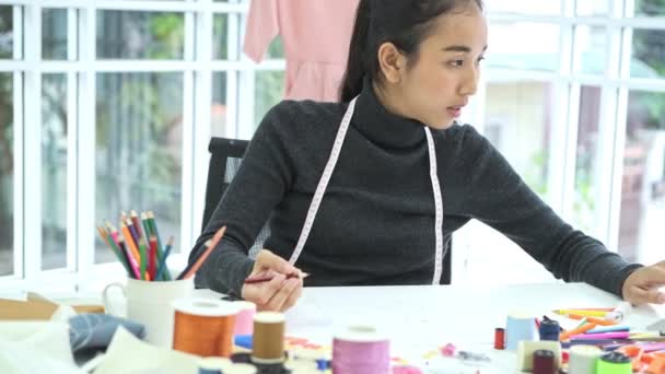 Diseñador Moda Trabajo Joven Diseñadora Moda China Sastre Escribiendo Escribiendo — Vídeo de stock