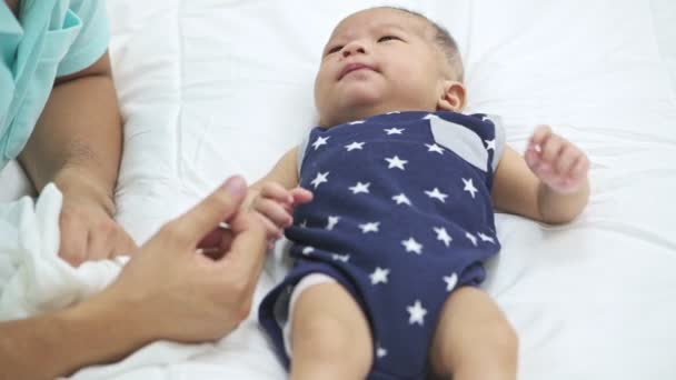 Vader Baby Relatie Chinese Jongeman Met Kleine Baby Houden Elkaar — Stockvideo