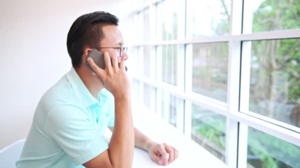 Homem Negócios Confiança Sentado Escritório Falar Telefone Jovem Chinês Macho — Vídeo de Stock