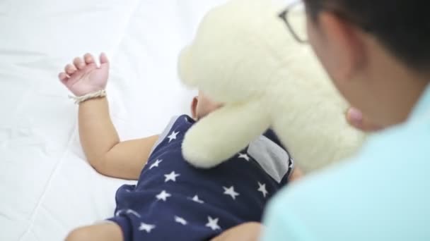 父亲和宝宝的关系 年轻的中国男人抱着小宝宝 父理念 — 图库视频影像