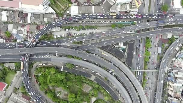 都市の交通渋滞の空撮 上下高をから表示します 午後の日の光撮影 渋滞や都市生活の概念 — ストック動画