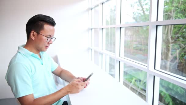 Уверенный Бизнесмен Сидит Своем Офисе Разговаривает Телефону Молодой Китайский Мужчина — стоковое видео