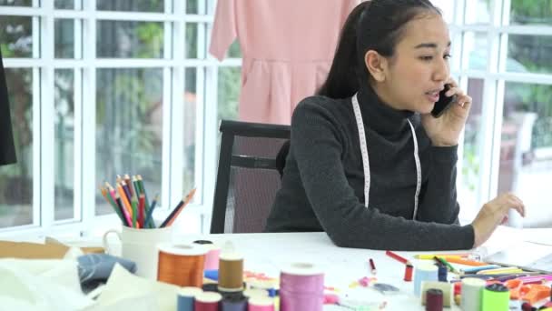 Modedesignerin Bei Der Arbeit Junge Chinesische Modedesignerin Und Schneiderin Gespräch — Stockvideo