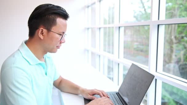 Уверенный Бизнесмен Сидит Своем Офисе Ноутбуком Молодой Китайский Мужчина Синей — стоковое видео