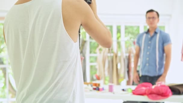 Tomando Una Foto Para Nueva Casa Diseño Moda Joven Hombre — Vídeos de Stock