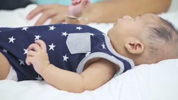 Relação Entre Pai Bebé Homem Chinês Jovem Com Bebê Pequeno — Vídeo de Stock