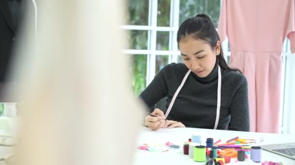 Diseñador Moda Trabajo Joven Diseñadora Moda China Sastre Escribiendo Escribiendo — Vídeo de stock