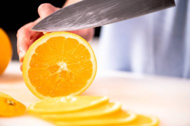 Kadın mutfakta turuncu doğrama.