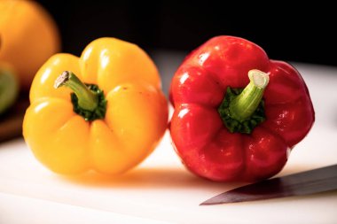 Dolmalık biber arka plan. Doğrama Kurulu ile mutfak backhround beyaz üzerine kırmızı ve sarı dolmalık biber.