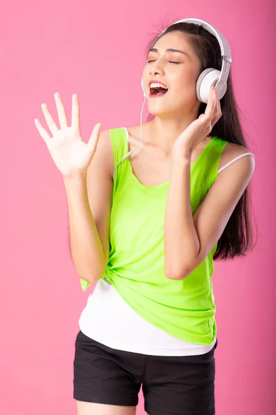 Retrato Una Mujer Atractiva Feliz Traje Verano Escuchando Bailando Música —  Fotos de Stock