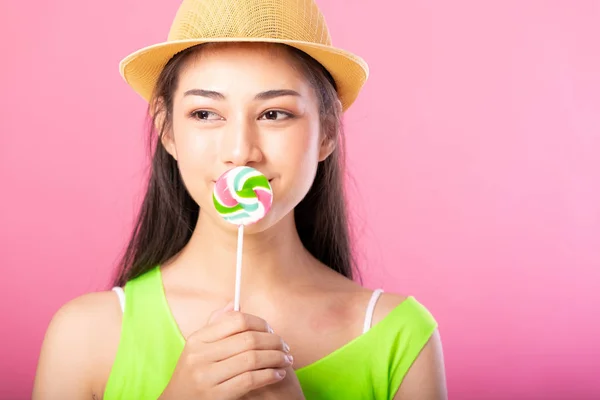 Yaz Kıyafeti Ağzını Lollipop Ile Poz Kameraya Seyir Şapka Gülümseyen — Stok fotoğraf