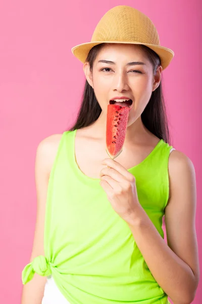 Πορτρέτο Της Μια Ευτυχισμένη Ελκυστική Γυναίκα Καλοκαιρινή Πράσινη Στολή Καπέλο — Φωτογραφία Αρχείου
