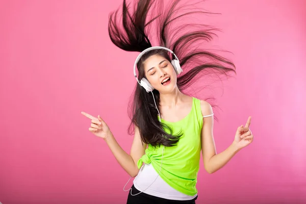 Retrato Una Mujer Atractiva Feliz Traje Verano Escuchando Bailando Pelo —  Fotos de Stock