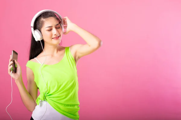 Retrato Una Mujer Atractiva Feliz Traje Verano Escuchando Bailando Música —  Fotos de Stock