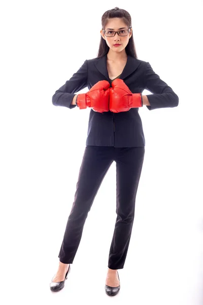 Mujer de negocios guantes de boxeo retrato, listo para una pelea . — Foto de Stock